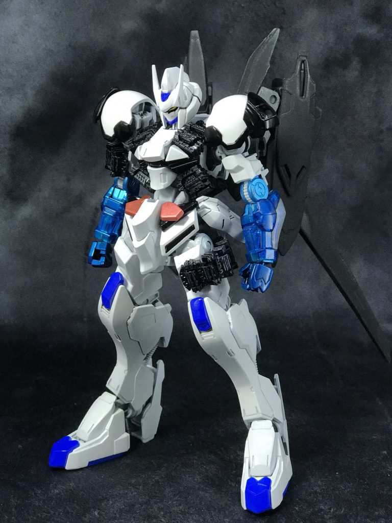 引いて見るとこんな感じ。
個人的なこだわりで、ガンダムとライダーの中間を狙って造形しています。