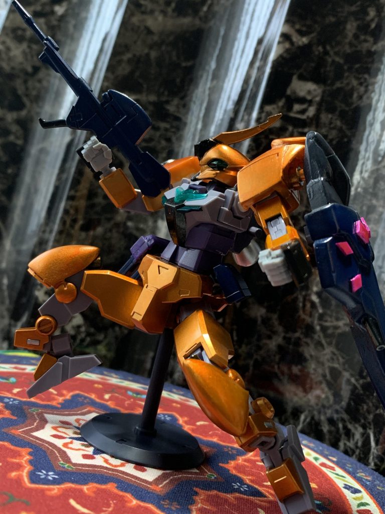 リグ・シャッコーの要素を詰め込んだ本機は…
ビーム・ファン、ビーム・ライフルと専用大型シールドを装備。
自分が大好きな近衛師団タイプの特徴を色濃く反映してみた。
原作のシールドとは形状は異なるものの、
ビーム砲を２門内蔵しており、攻防一体そつ無くこなすことが可能。