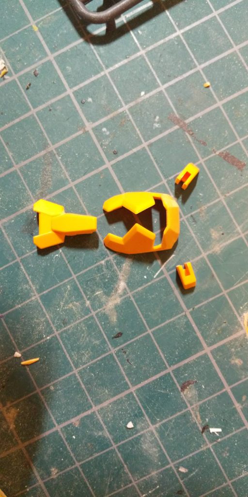 胸部パーツはまさかのこれ全てが一体整形。
塗り分けが難しいので分断しました。