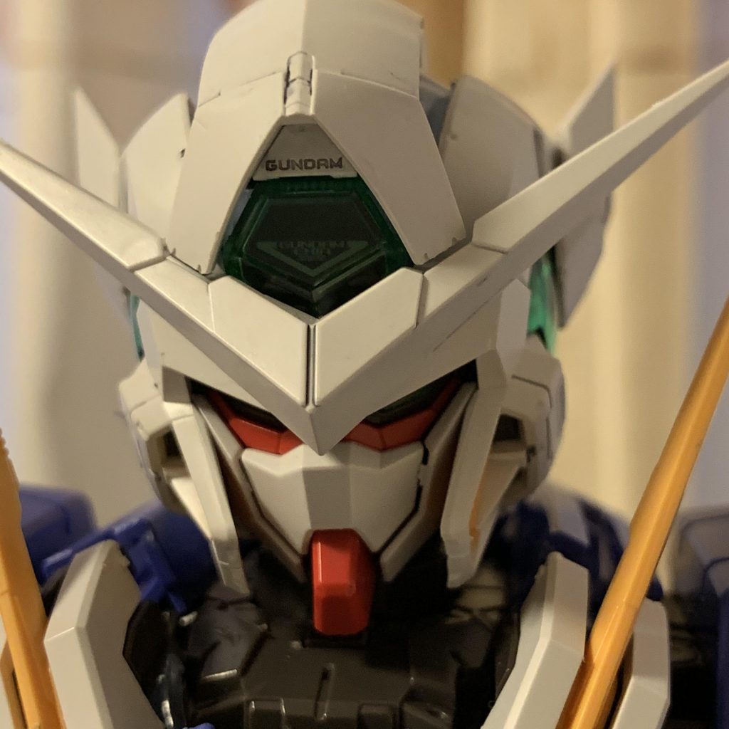 アニメ第1話に双眼鏡で確認していたGUNDAMの文字も再現されています。