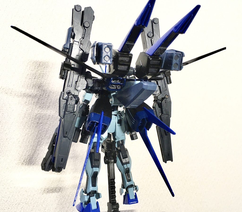 〔リアビュー〕
パーフェクトストライクでも問題になっていた重量級装備での機動性低下に対処する為、モルゲンレーテ社で製造する段階でM1アストレイのメインスラスターをエールストライカー上部に増設している。
これにより飛行に必要な推力を得てエールストライカーでは成し得なかった空戦にもある程度対応出来るようになった。
このメインスラスター側面のハードポイントにはミサイルポッドを装着している。
パワーパックも新型大容量パワーエクステンダーを装備しており、稼働時間は従来のI.W.S.P.装備よりも延長されている。