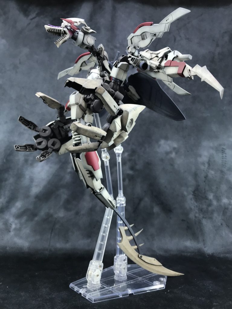 突然ですがここでワイバーンです。
以前のドラゴン下半身を担当していた巨大装備の連中をクビにしたので、ワイバーン系のドラゴンになりました。
腕に見えますが、生物学的には脚なんです。生物学知らないですけど。あと生物でもないですけど。