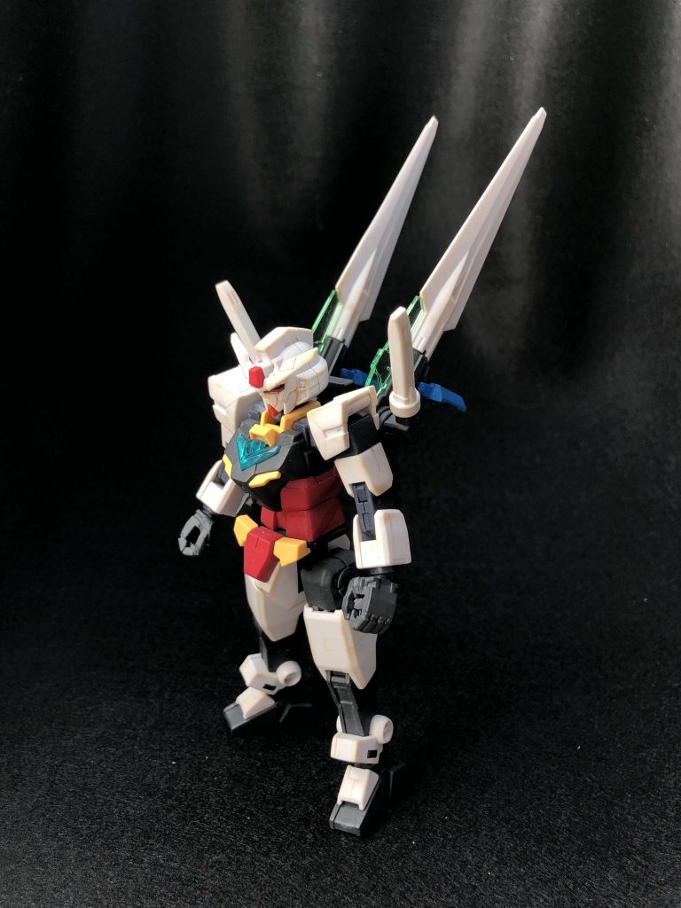 コアガンダムです
背中にダブルオーダイバーのGNソードをつけています
バックパックの軸棒に対してGNソード側の穴を広げで接続後、GNソードの軸にコアガンダムのビームサーベルラックを接続しました
設定的にはミノフスキークラフトを小型化したもので、ソード自身から推進力を生み出します
名前は「ソードバインダー」です