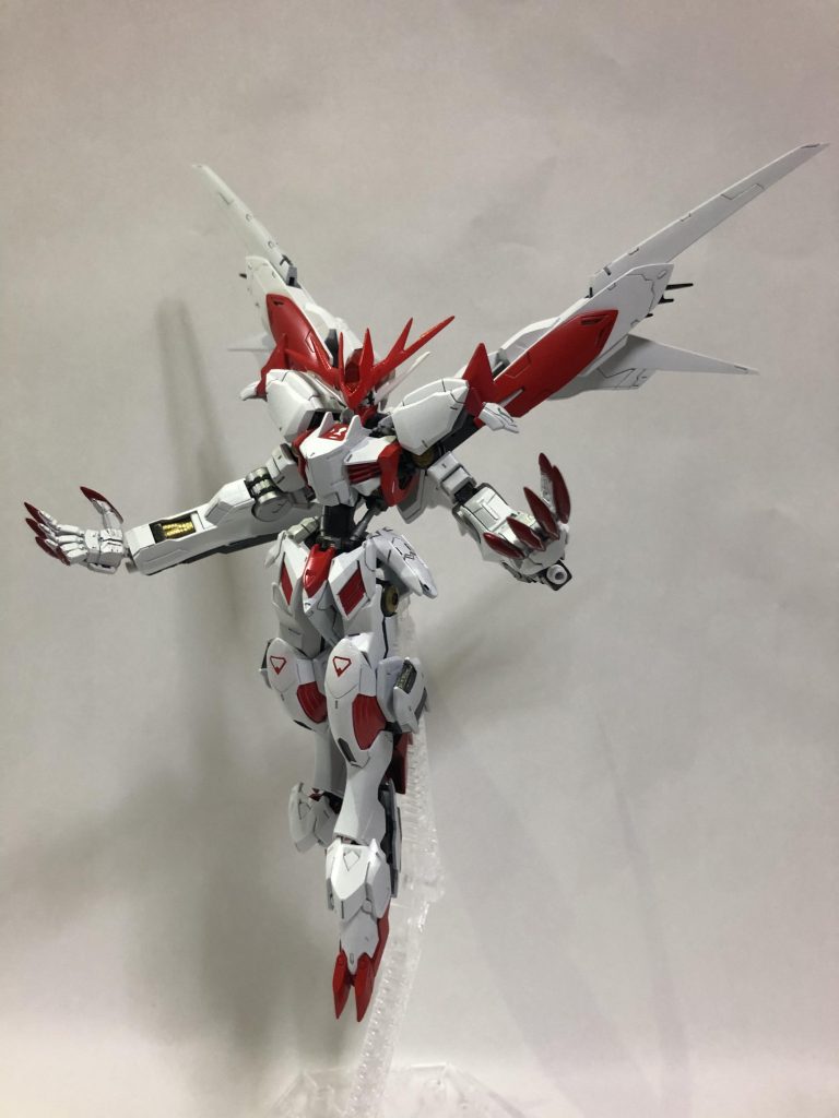 カラーリングは白と赤を基調としています。使用した塗料はアルティメットホワイト、スーパーイタリアンレッド、クリアレッドでフレーム等の色は黒鉄色(ガンメタル)、シルバー(クロムorスーパー)、ゴールドを使用。すみ入れは流し込みのインクと油性ペンと3mmシャープペンでしました。