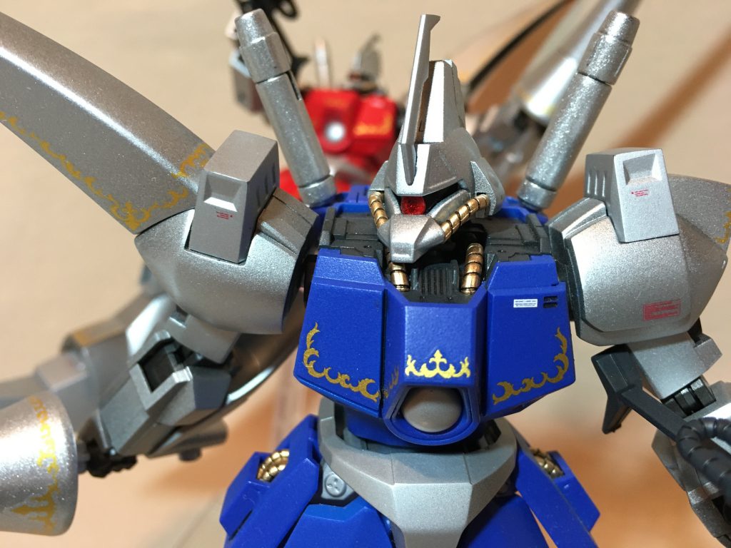 モノアイもビルダーズパーツを貼り付けています。塗装はクレオスのプロスプレーですが、黒サフ後、クレオスのシルバー、ガンクローム、シャインシルバーで色分けしてみました。