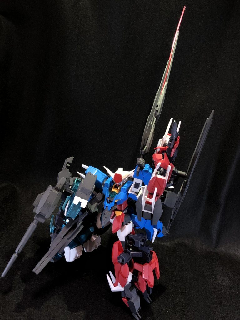 斬撃ポージングです。
腰にあったソードを合体させています。
腕に大型ソードもついているので、振り下ろした際の斬撃範囲は外側に広く、かわしにくくなっています。