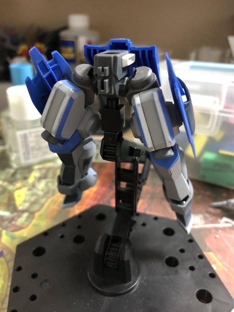 隙間を埋めるようにして、ダクト状パーツの貼り付け、太ももの合わせ目を誤魔化すためにプラ板でディテールアップ。