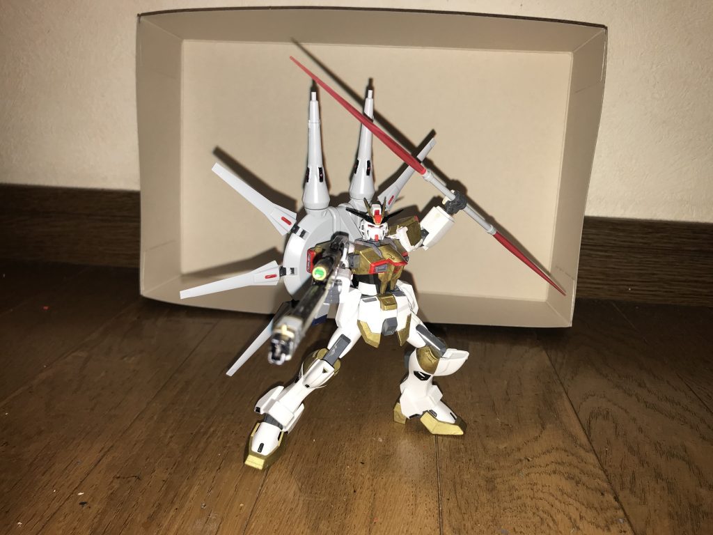 武装機関砲とドラグーンシステム以外は、不使用時には粒子化して、内部に収納でき、必要に応じて手元に召喚できる。機関砲×2ビームライフル×2ビームサーベル×2ドラグーンシステム