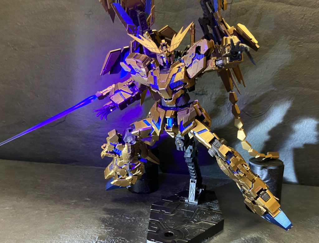 NTver.にするにあたって青いビーム刃も…
根本から半分くらいまでガイアノーツさんの蛍光ブルーでグラデーションかけてあるので、こちらもブラックライトで光ります。