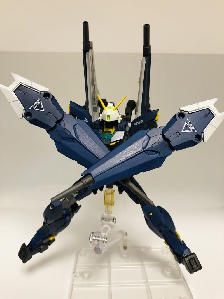 ## シールドバインダーライフル

　コアガンダムのシールド二枚に追加装甲を施したシールドユニット。
　ユニコーンのものを流用しているため、小型Iフィールドを内蔵している。防御力はかなり高く、並のビーム兵器では傷一つつけられない。
　ただし実体弾に強くはないので、この点はジュピターヴのビームシールドの方が勝る。
　TRシリーズモチーフの中でもギャプランⅡやファイバーの要素が色濃く出た部位。