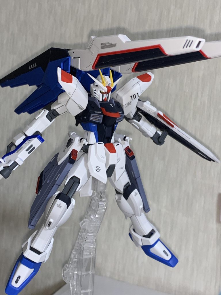 バラエーナの赤も部分塗装です。ディテールも無く白く大きなスペースが空いているので大きめのデカールを貼るだけでだいぶ変わったと思います。本当はもっと細かくはろうとも思いましたが、収納時などの時に羽と擦れて削れるのが怖かったので大きめのを両面に配置するのみにしています。