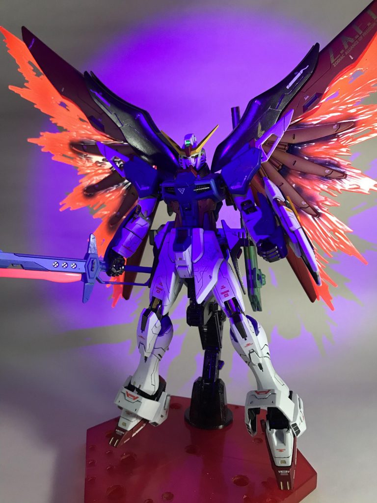 武器、羽根、カメラは蛍光塗料で塗ったので光ります。やっぱり光ると印象がらっと変わりますね。去年のホビーショーで蛍光カラーで光ってるガンプラ見てから何かとハマってます。