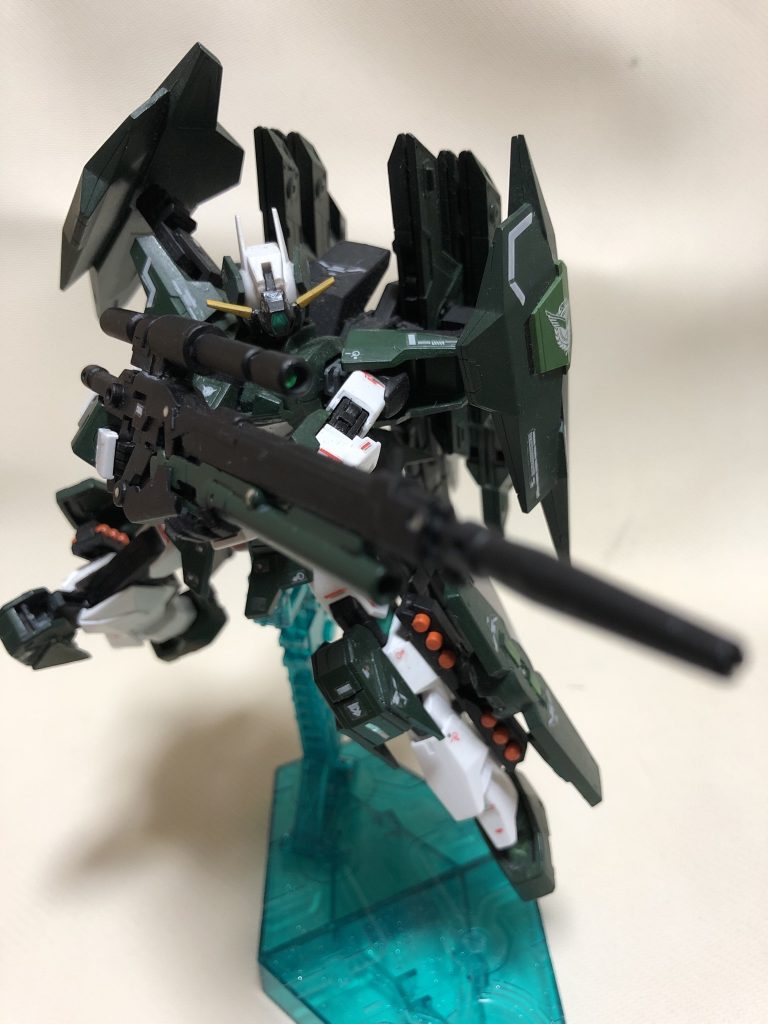 スナイパーライフル構え。
シナンジュのビームライフルにスコープを取り付けたものです。