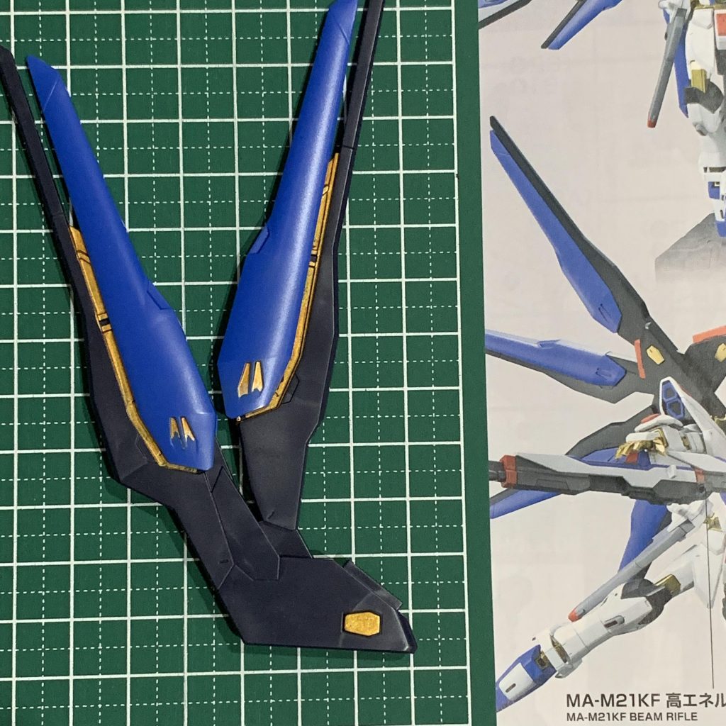 ドラグーンの部品です。ぴったりと嵌めず、隙間から金色が見えるようにしました。