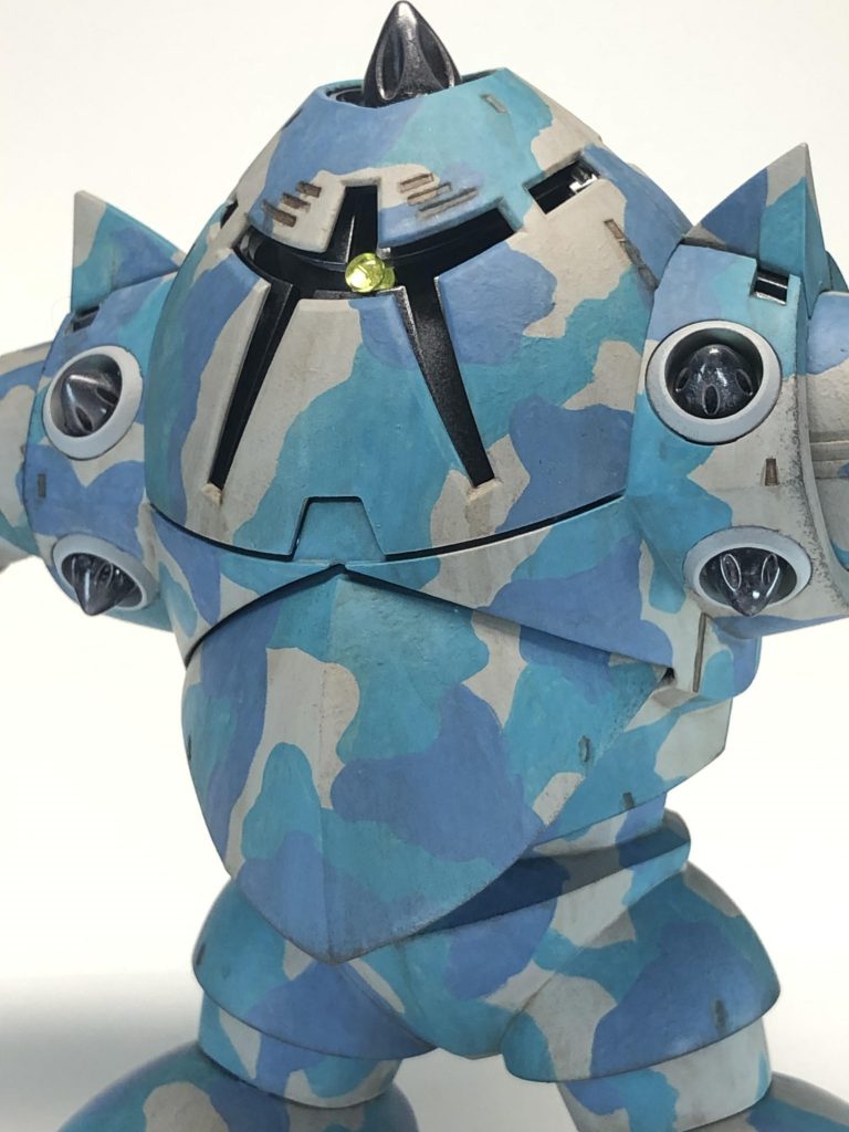 全身に溶きパテで鋳造表現を施してます。この作業が楽しかったです。サフを吹いてからグレーサフの色を下地に、シタデルカラーの青2色で筆塗りで迷彩塗装。ウェザリングカラーのホワイトと薄めたブラウンでトーンをやや落として馴染ませました。