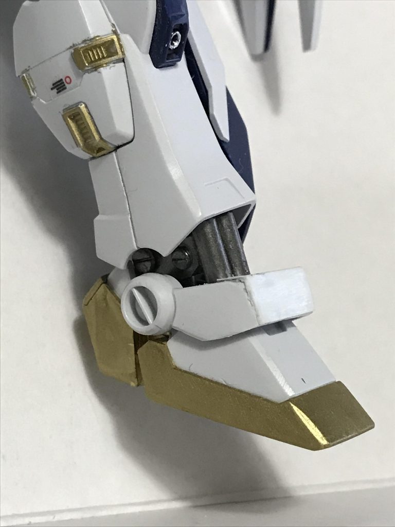 足首。前面に2ミリプラパイプを貼り付け、側面は0.5ミリのプラ板とコトブキヤの丸モールドを貼り付けました。またガード部分は正面に合わせ目が出る為プラ板を貼り付けています。