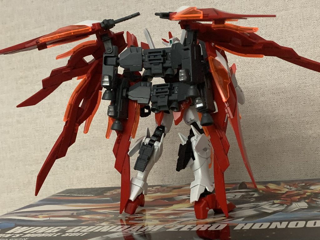 背面ウイングを展開して飛翔状態