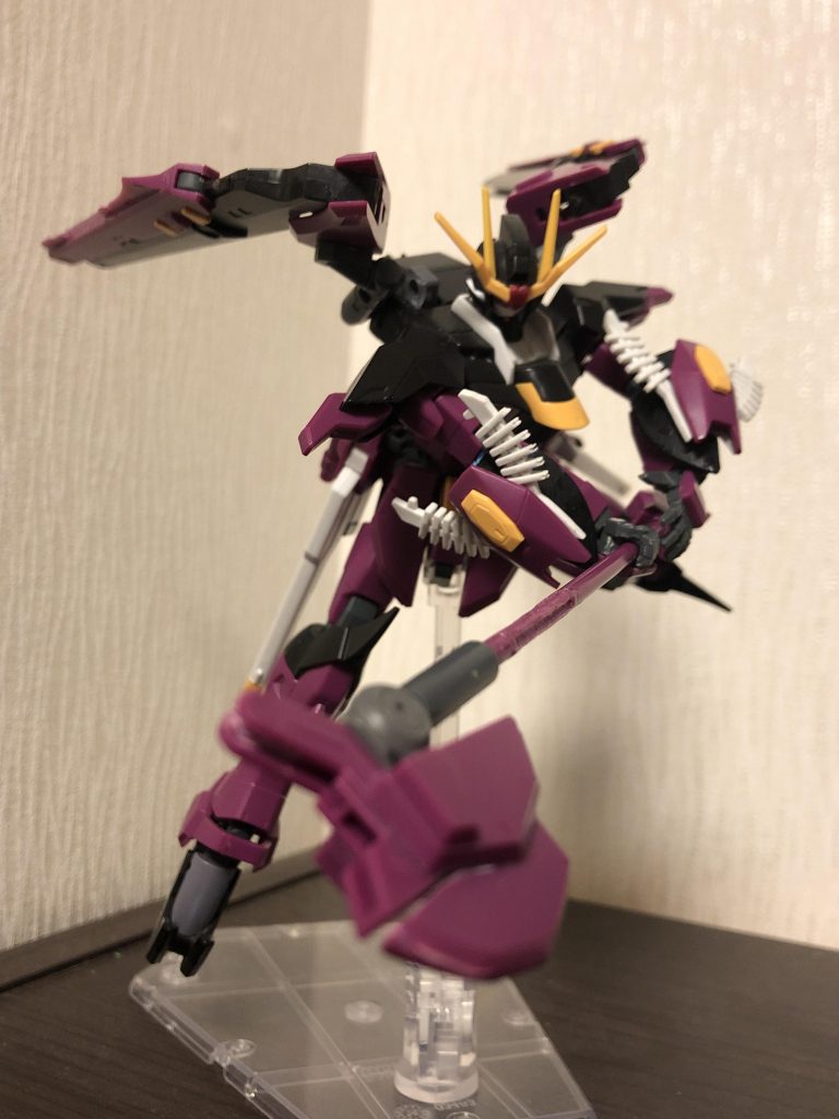 主武装のフィルファルトズィッヒェル。意味は多様な鎌みたいな感じで槍で言う所の石突き部分を改造し、先端のビーム発生部が可動し様々なモードに変更可能であり、これは実体武装ツェアシュテールングアクストモードで破壊する斧みたいな意味で武装本体が頑丈に作られているので叩き割る使い方をします