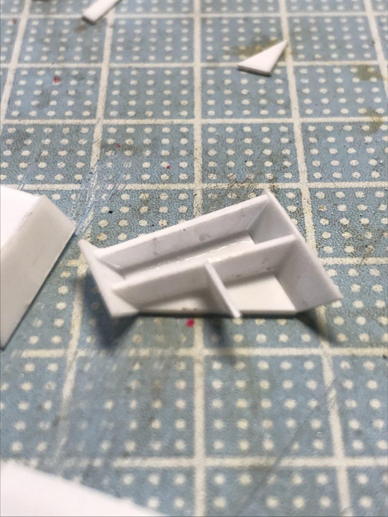 ウィングのダクトはこんな感じでプラ板を組んで作ってます