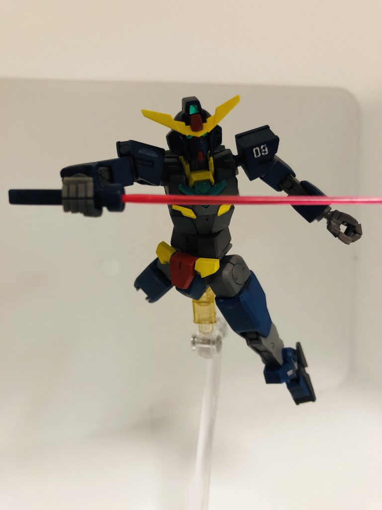 ## コアガンダムアクション

　腹部にボールジョイントを追加したため、体を捻ってポージングすることが可能！
　ボールジョイントの追加のために不本意ながら胴体を1ミリ延長してあります。