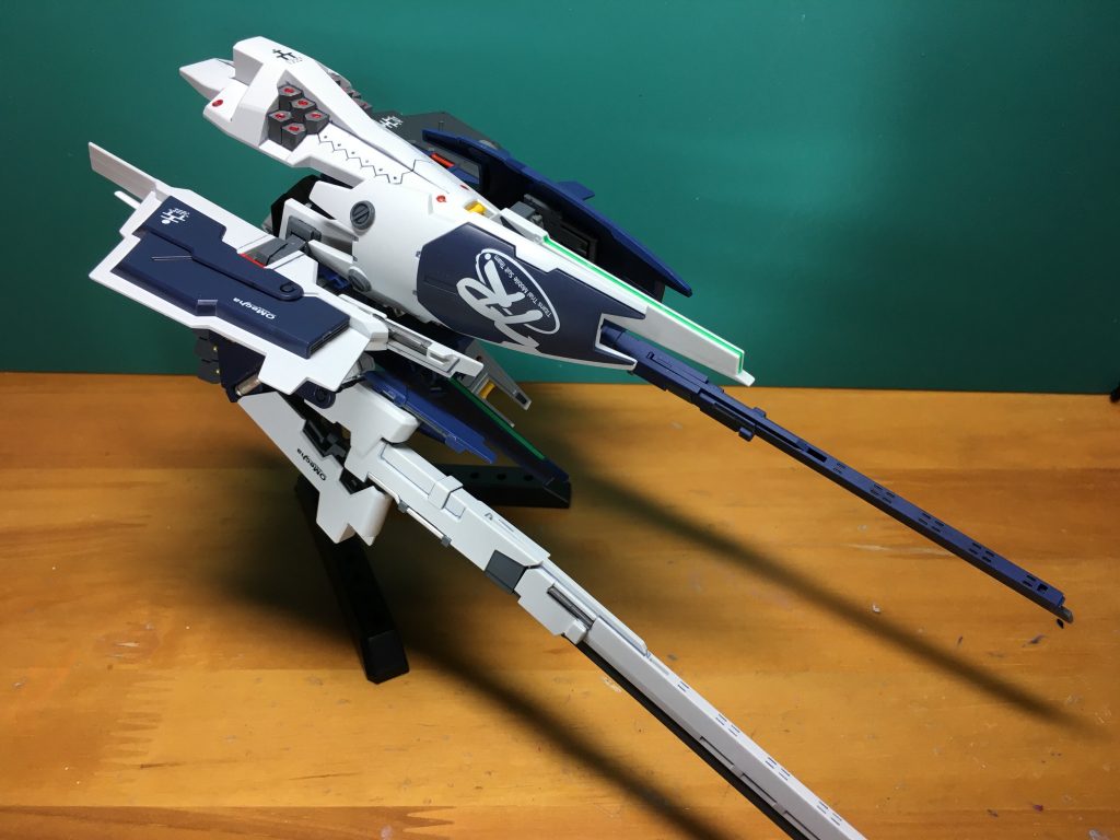 シールド・ブースター3機+シールド2枚を装着した重装MA形態。シールドを付けると流石に不自然かな…。
 ヘイズル2号機のシールド・ブースターも使って4機装備とかやりたくなって来ました。
