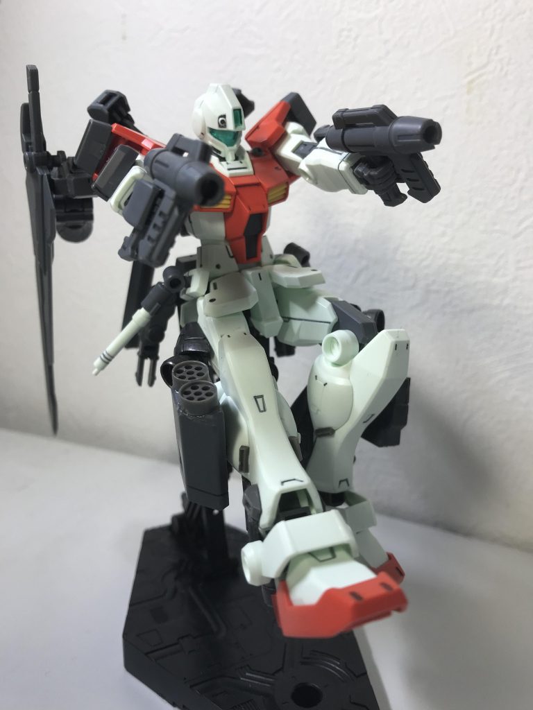 さらに敵の数が削れたり、ビームアサルトカービンなどが敵の攻撃で破壊されたら次はビームスプレーガン2丁による近接戦闘を行います。やはりジムと言ったらビームスプレーガン