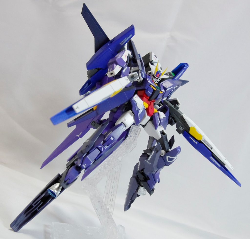 【アクション：ビームライフル】
高機動形態では足のサブブースターを展開。