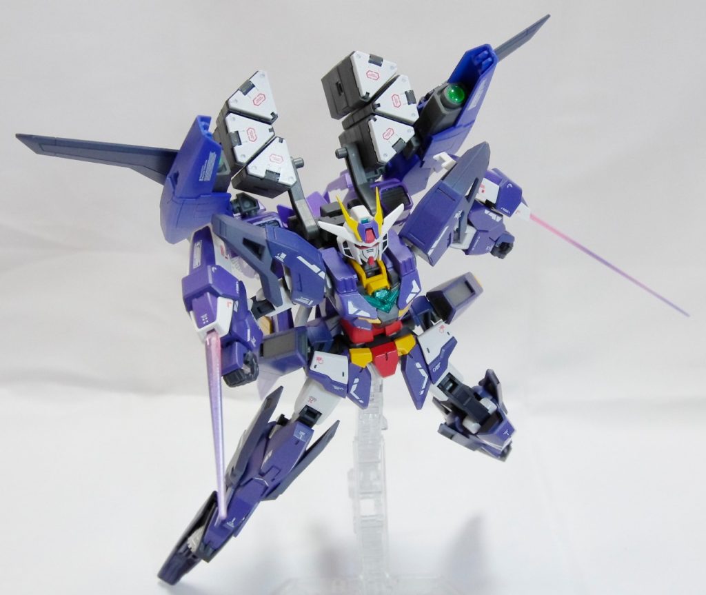 【アクション：ビームトンファー】
シールド兼ビームトンファー。サブ兵装ポジションです。
サーベルエフェクトはジュピターヴ付属の薄ピンクのものを使い、メタバイオレットとニューホワイトでグラデーション。