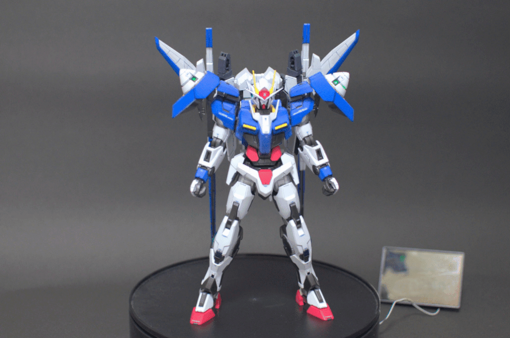 ザンダブルオーガンダム巨大なGNバスターソードⅢが印象的。ダブルオーライザーと比べるとスッキリと収まってますね。