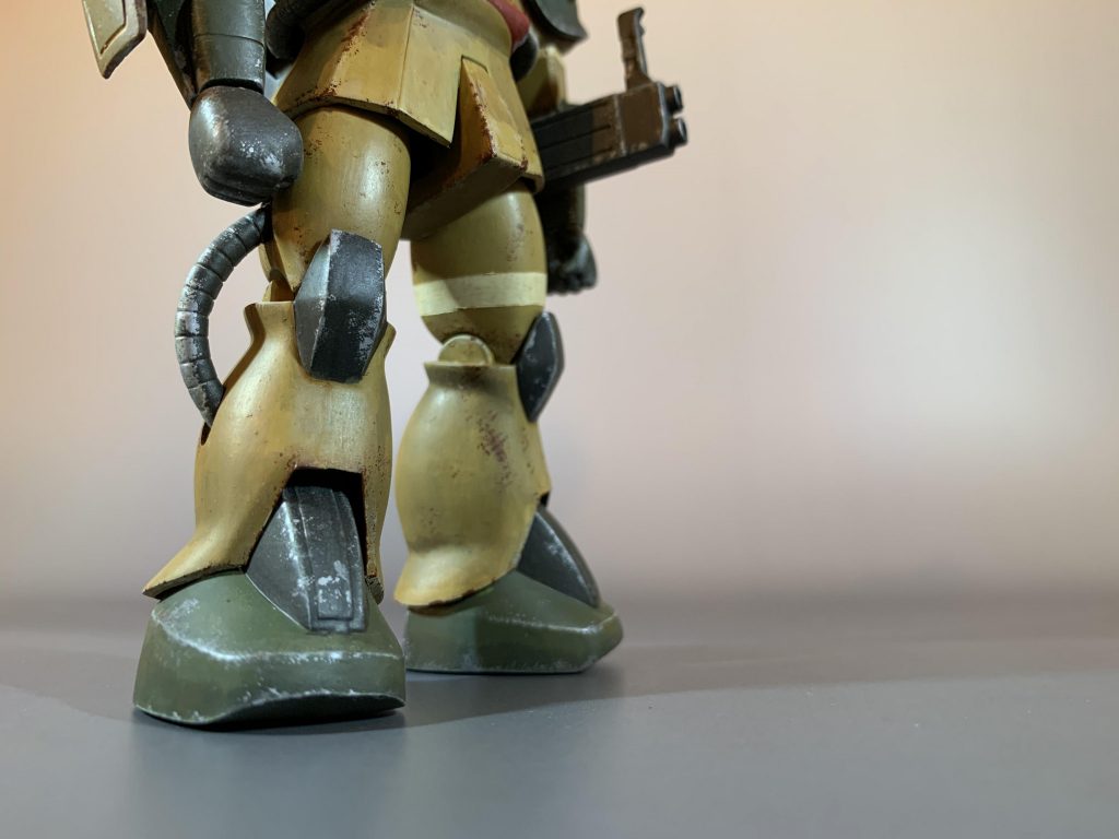 アルミ線関節改造で足がハの字に開くようにしました。