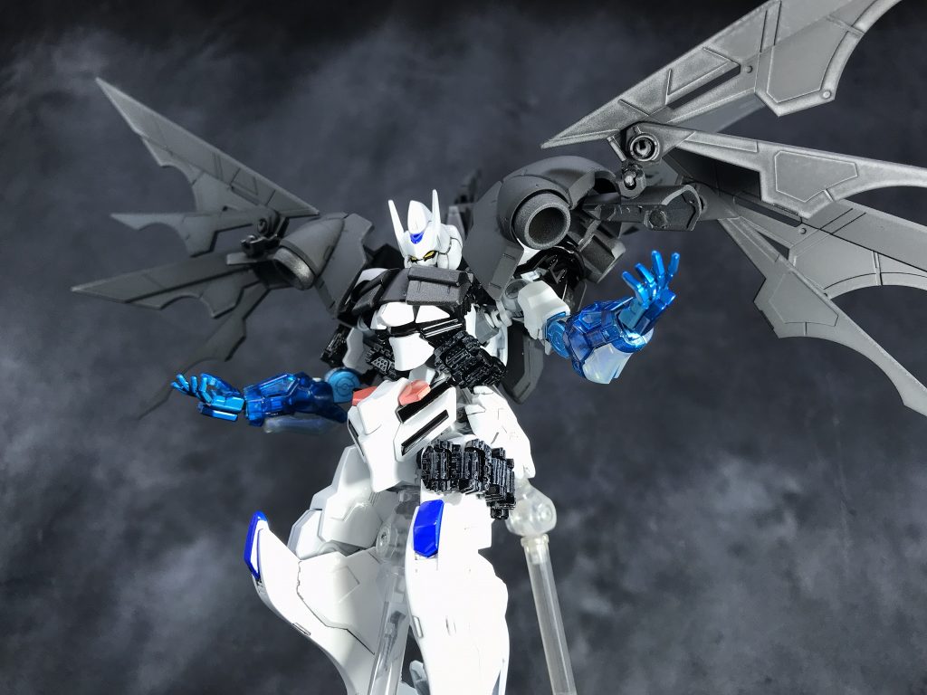 バエルっぽいポーズ。
ローブの可動箇所が多いので、あんまり干渉せずにアクションできます。