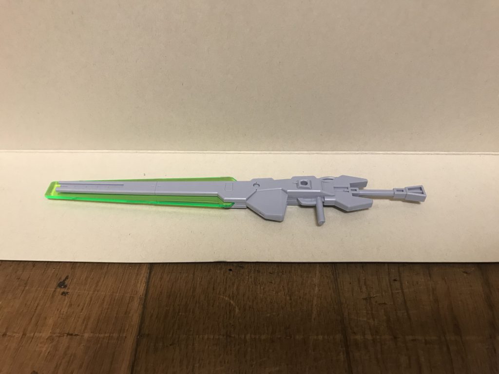 ジャッジメントソードジャッジメントライフルのグリップを移動させる事で、大型の格闘兵装として使用できる。大型故に、使用時は両手で保持する。ビームの色は緑色。その威力は凄まじく、ナノラミネートアーマーはおろか、戦艦すらも一撃で斬り刻むほど。内蔵された超高出力ジェネレーターによって、こちらも電力消費が少なくて済む。