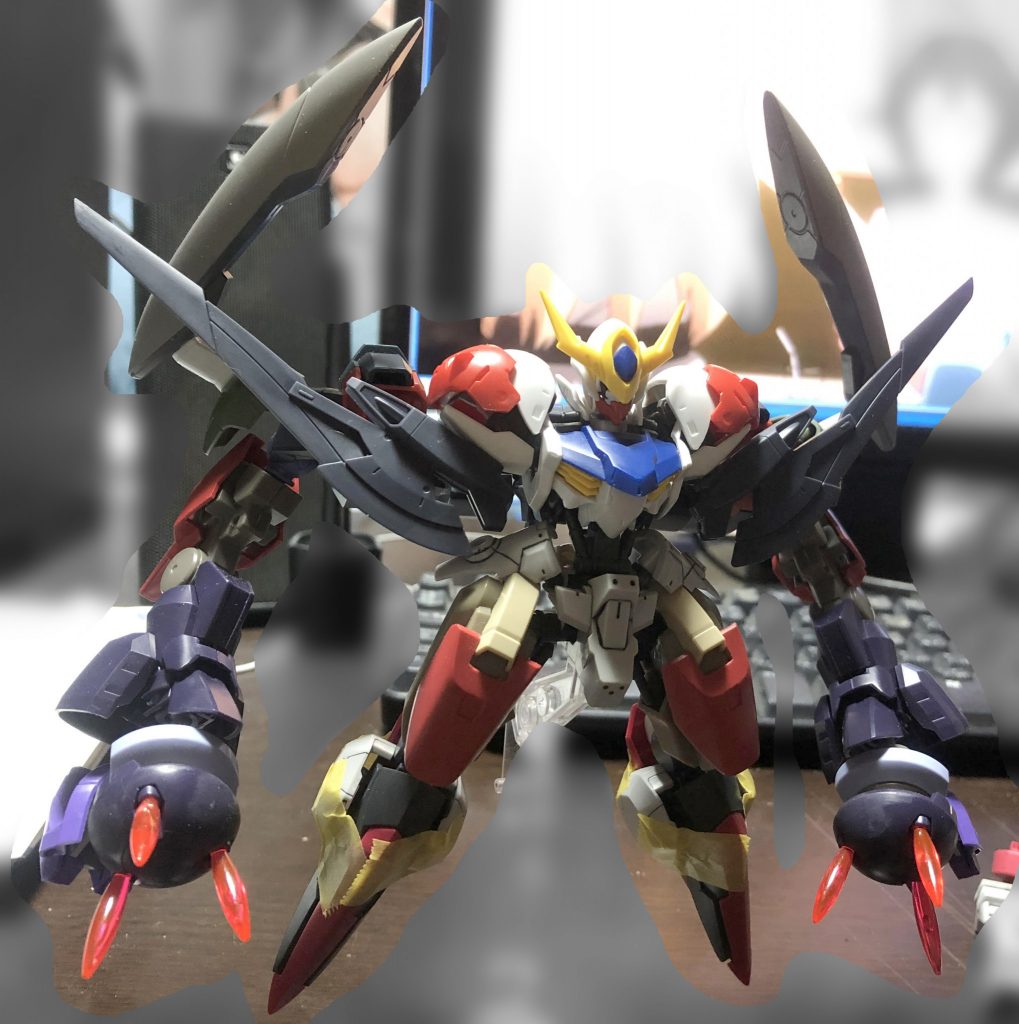 塗装前の状態。
バルバトスルプスをベースに、ダンタリオン、百里、オーガ刃-X、その他鉄血系のキットを色々とミックス。
ノリと勢いでパーツを組み合わせているので、殆どポーズがとれません。
カラーリングはデビキャから引用してピンクメインで。