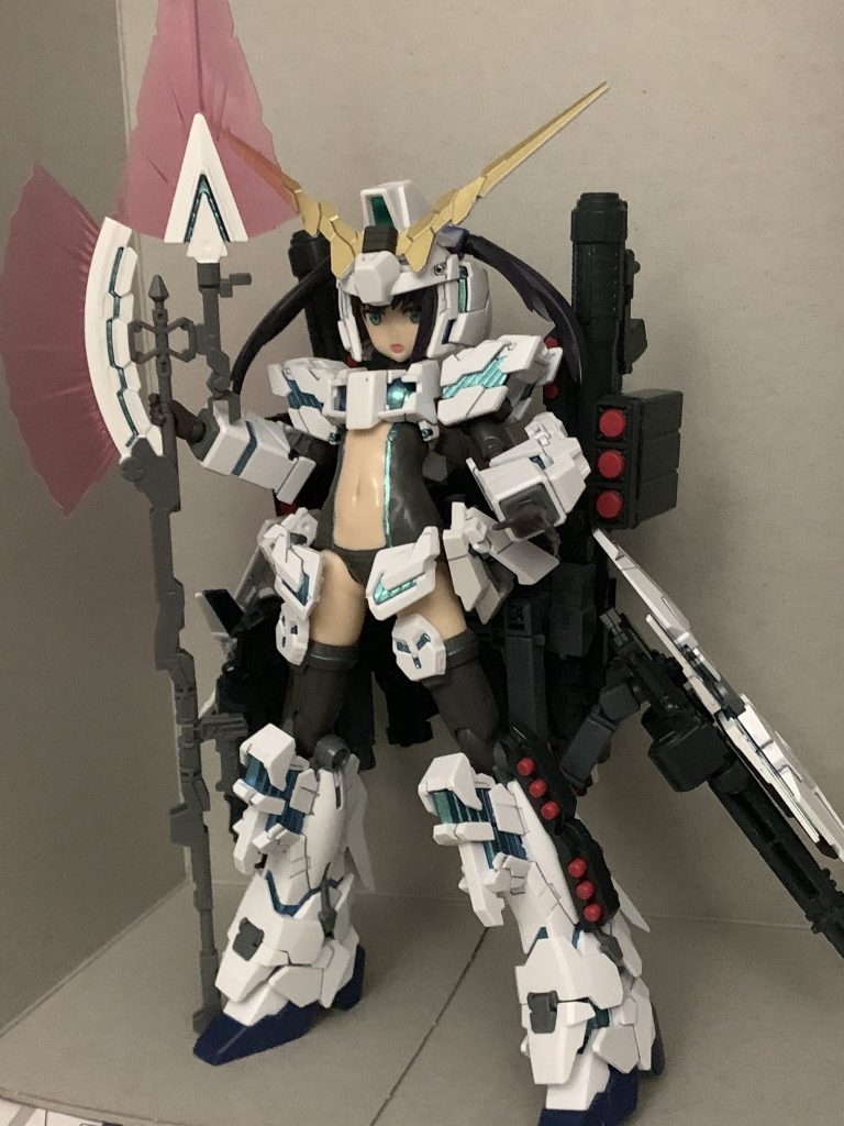 前から
FAガールのフレズヴェルク中心核に
HG、SD、RGユニコーンのパーツを切って貼ったしています