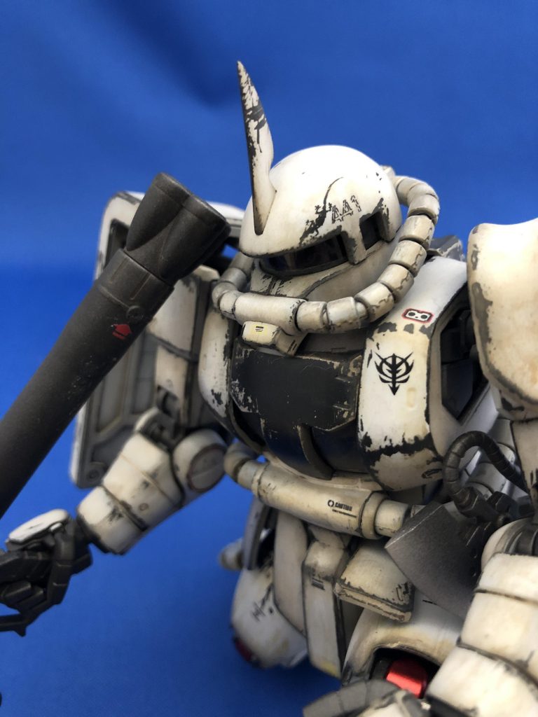 モノアイカバーをクリアブラックで塗って消灯時は目立たぬように
擱座状態が再現できます