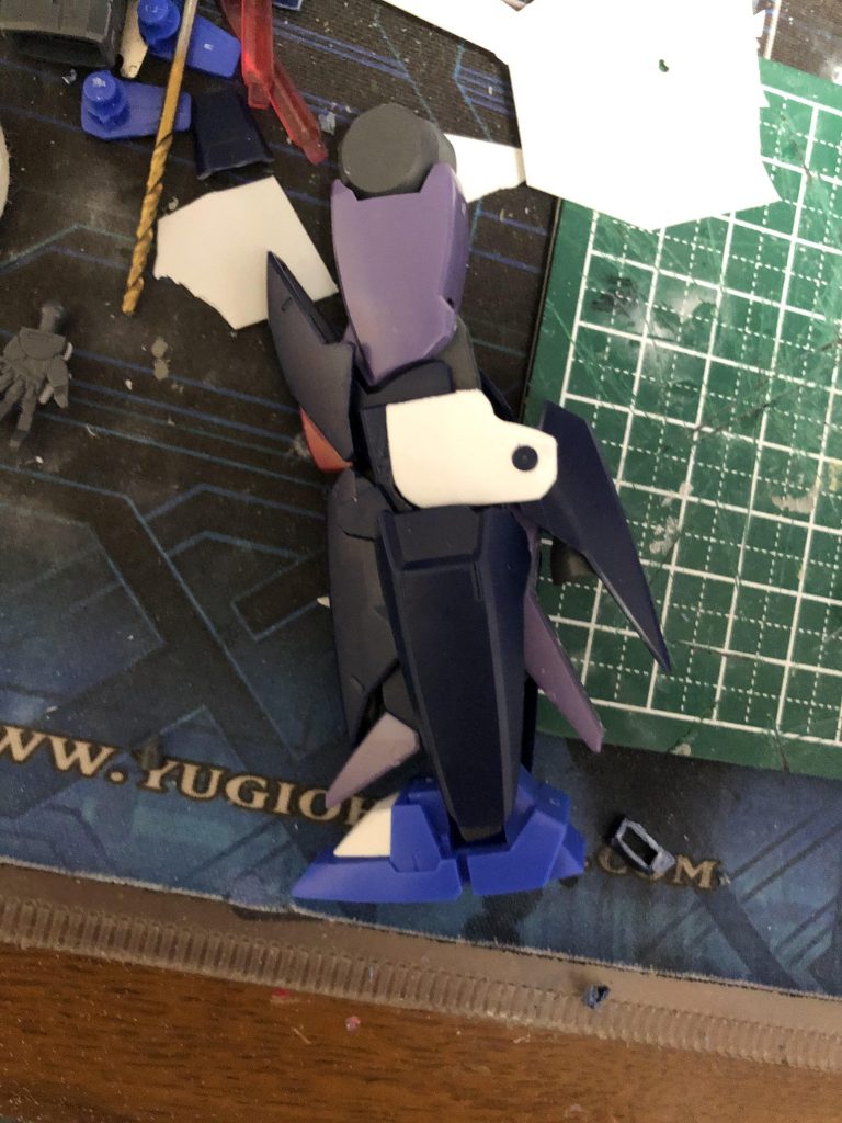 足の展開するパーツはこんな感じでプラ板で平らにした所に引っつけました。
なんかこういう作業が1番プラモいじくってる感じがするので好きですね。