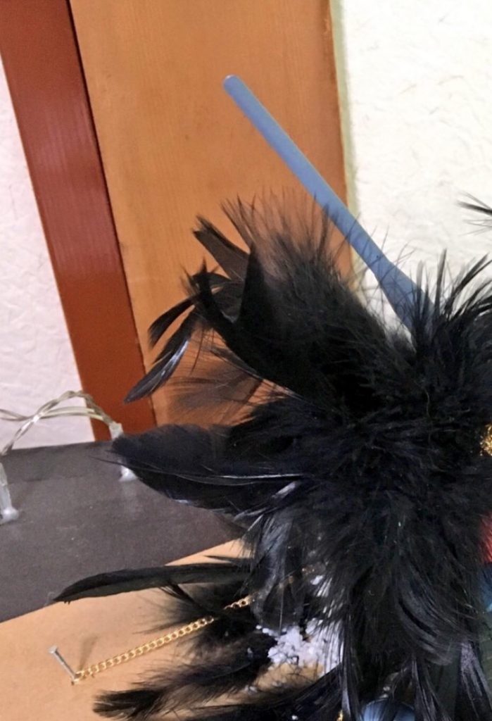 翼が、生えてきたのだ。

あまりにも唐突な変化に、対応できない。
漆黒の翼が、妙に生物めいた動きを見せ、不気味な音を立てる。

ぽかんと見つめているうちに、翼はどんどん成長し、大きくなっていく。
このままでは、機体を内側から破壊してしまう。

その時、目に付いたのは、金に光る鎖だった。それを手に取り、機体に鎖を巻きつけて固定をする。