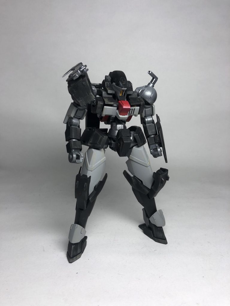 軽装備仕様
近接戦闘の際、射撃武装をパージして
片手剣のみで戦う。