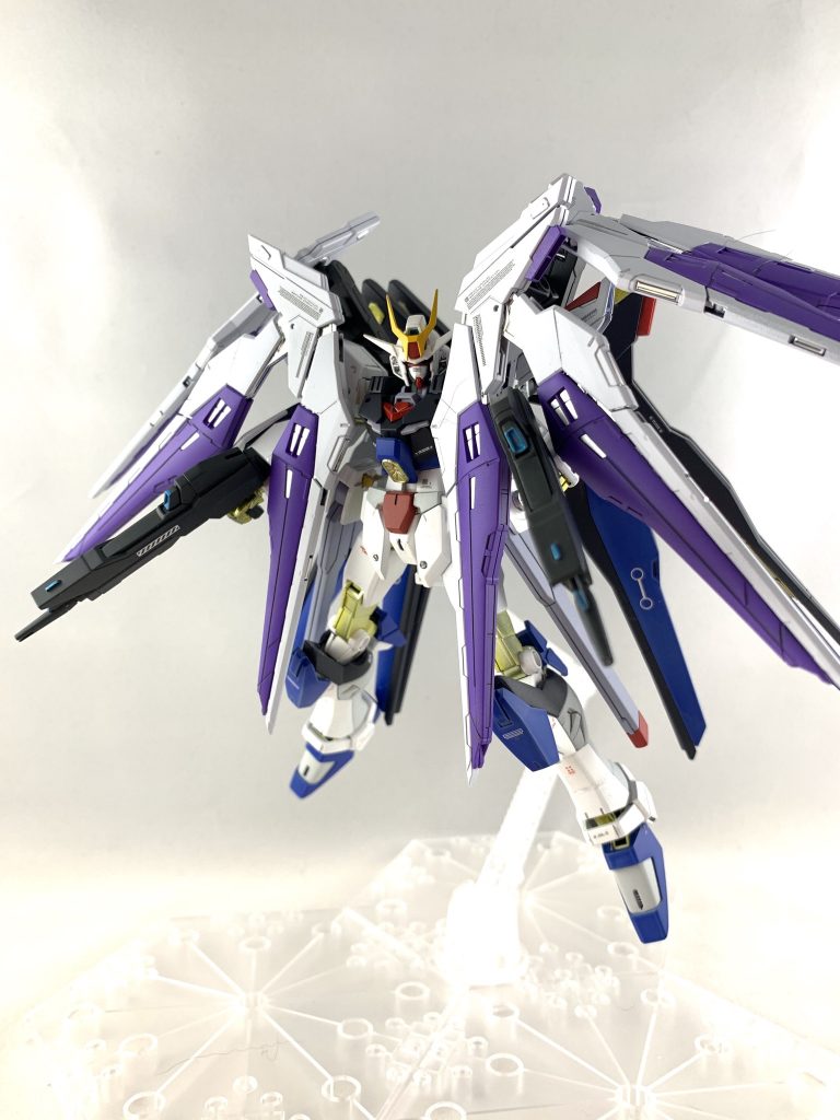 一部を移動することで武器使用も可能。
RGストフリのメッキーパーツのクリアイエローをドボンで落とし、シルバーメッキとして使用してます。