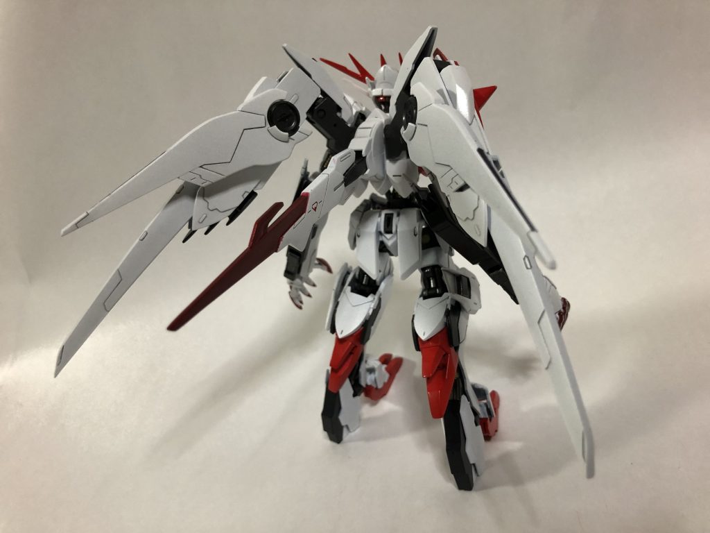 改造ポイントとしてルプスの腰のスラスターをバエルのバインダーに1mm穴を開けて
真鍮線を通して増設しました。ちゃんと動かせるので色々と表情付けできます。それと脚部には側面に本来のルプスレクスの腰のスラスターをバインダーと同じように増設して、後にはアスタロトの足のスラスターを接着剤で固定して増設しました。それと、バエルのブレードホルスターは、軸となっている部分の真ん中に3mm穴を空けて、メガランチャー一式を装備できるようにしました。バインダーだけでも後ろ姿がいい感じになりましたが、ルプスのもついたおかげで結構かっこよくなりました。