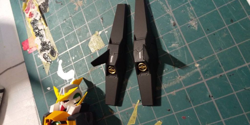 スラスターモールドはメッキ感強めで。