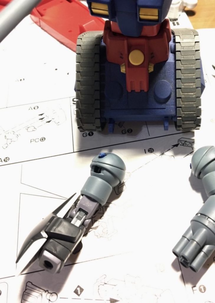 引き取った私は、すぐに腕の修理を始めた。
パーツ自体はすぐに入手できたが、このまま取り付けるのも味気ない。なにか面白い、この子にしかない特徴をつけてあげたい。

そう思っていた矢先、機体に変化が訪れた。