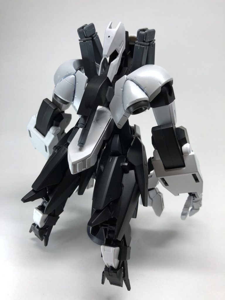 ホーンテッドアーマー
魂(スピリットガンダム)の器となるアーマー
幽霊をモチーフに骨格をイメージしたカラーリングとパーツ配置を行った
骸の顔と巨大な両腕が特徴でアーマー単体での戦闘も可能