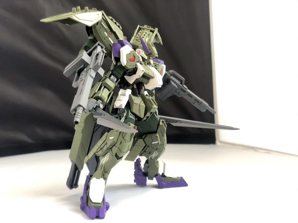 やはりグシオンといえば隠し腕を展開した姿が魅力。
武装は劇中のやつっぽいライフルと実体剣。ライフルは1/100エアマスターのライフルをベースにプラ板を、実体剣は他キットの武装をまんま転用。