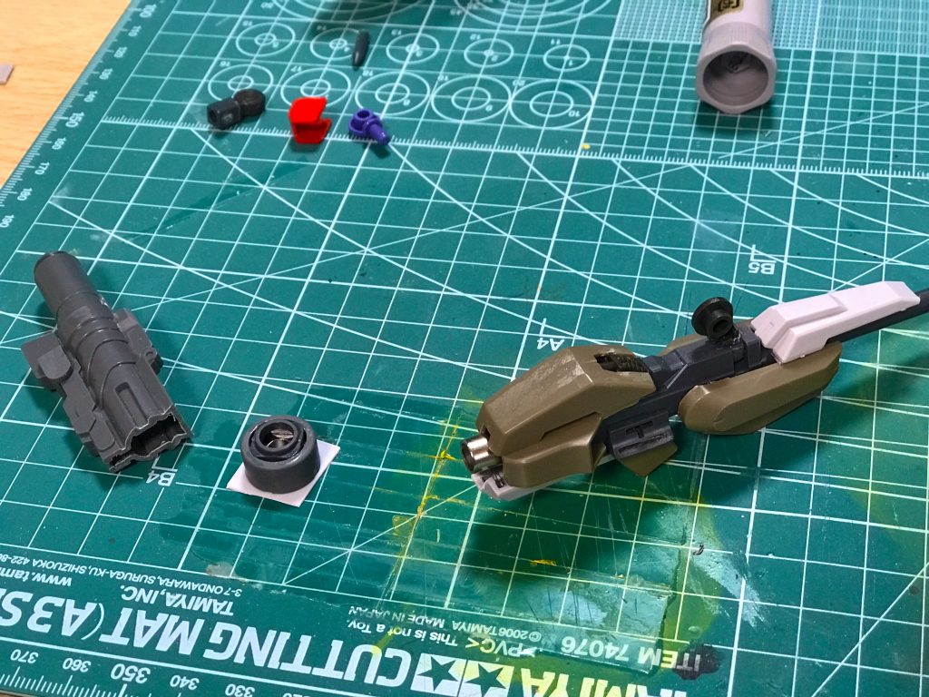 銃魔のジョイントガンの接続はマグネットです。
銃口の金属パーツを、受け側のリング状巨大ネオジムで保持します。保持力を持たせるための固定形状には手を焼かされました。
あと、風天銃魔で延長される砲身（画面左）が垂れ下がるのを防ぐために、内部にスプリングを通してます。

地味に手が込んでいるんです。ふざけている場合じゃない。