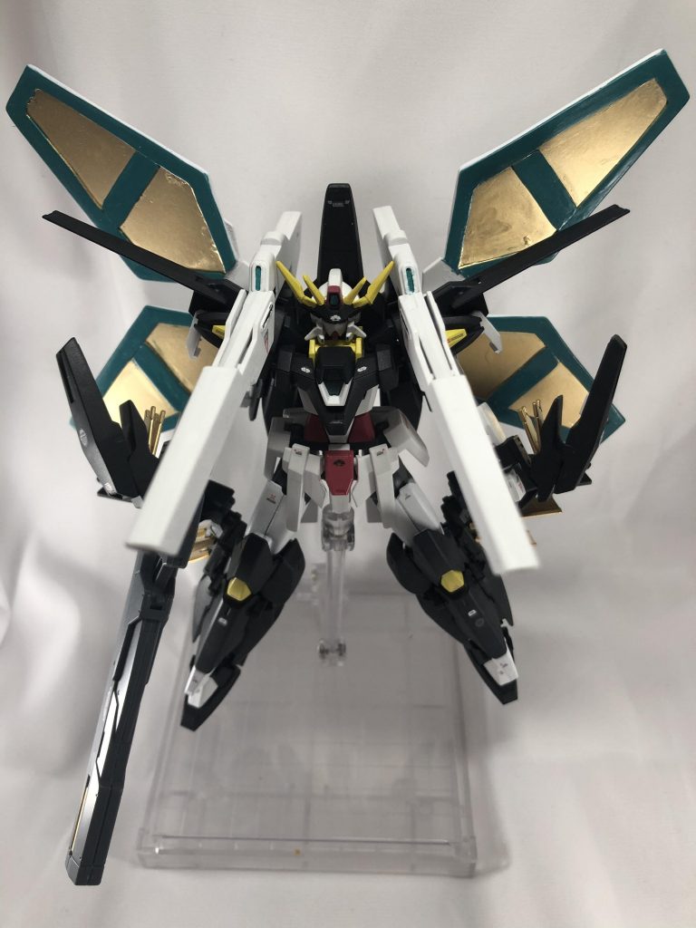 展開するとこんな感じです。
リフレクターは1.5mmと0.5mmのプラ板を切り貼りして作りました。
自分で言うのもなんですがビルド系然りトライエイジオリジナルガンダム感がかなり強いなぁと……
そしてAGE3と言えば…