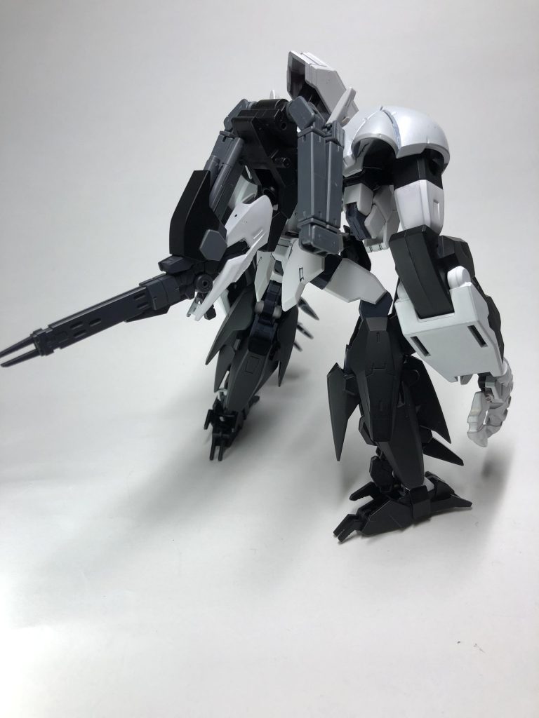 ライフルは後方にマウントされているがこの形態の間は使用できない