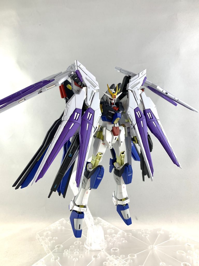 メテオアーマー装備(ガードモード)
全面を覆うようにユニットを装備。二ーアーマーとカリドゥス複相ビーム砲を装着します。
本家のミーティアが攻撃性能特化なのに対し、こちらは防御性能に特化しており物理防御の他対ビーム性能にも優れる。