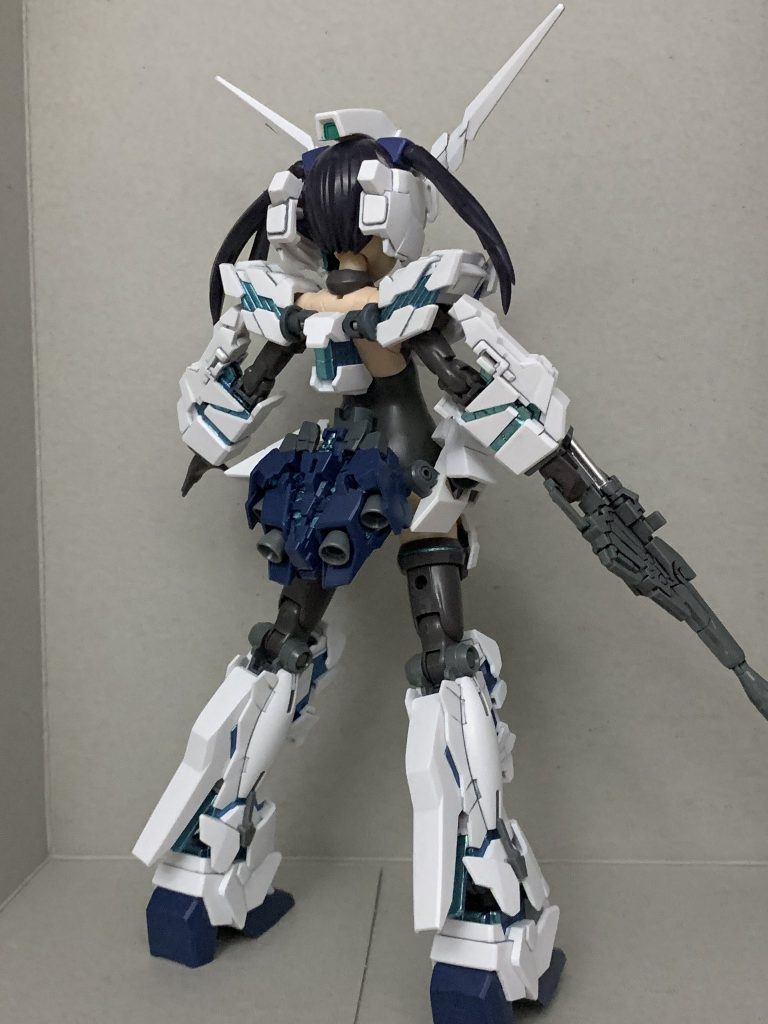 後ろから

脚のグレネードは磁石で接続しているのでバラすことなく取り外せます