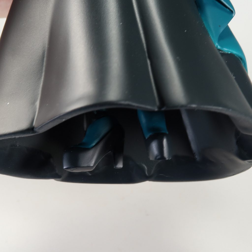 スカート内の脚も改造。